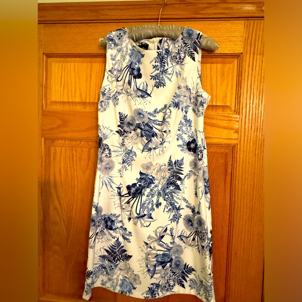 Fitted White knee length w/ blue floral accents. Back zipper